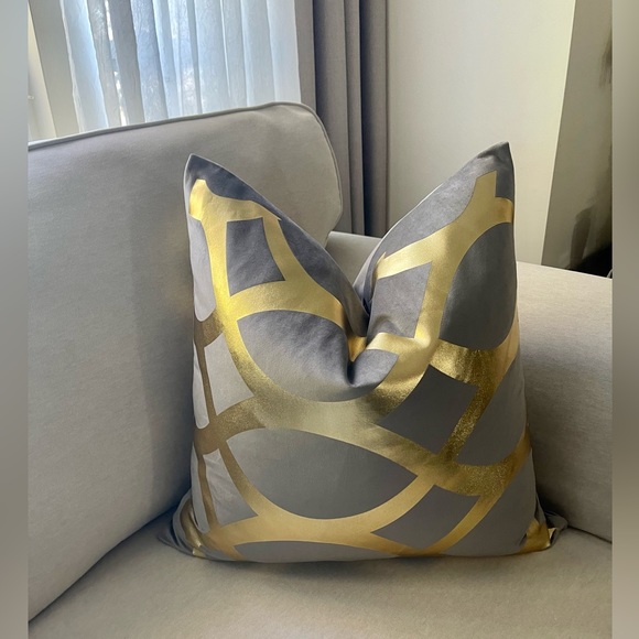 Luxury grey and gold foil pillow. Size 22x 22 inches - Picture 10 of 12